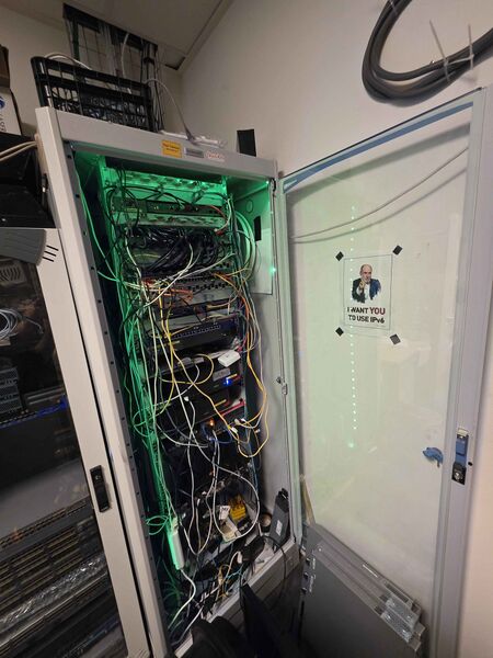File:HSBXL serverkast.jpg