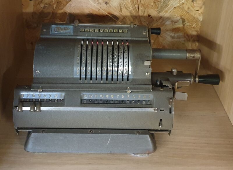 File:Mechanical calculator.jpg